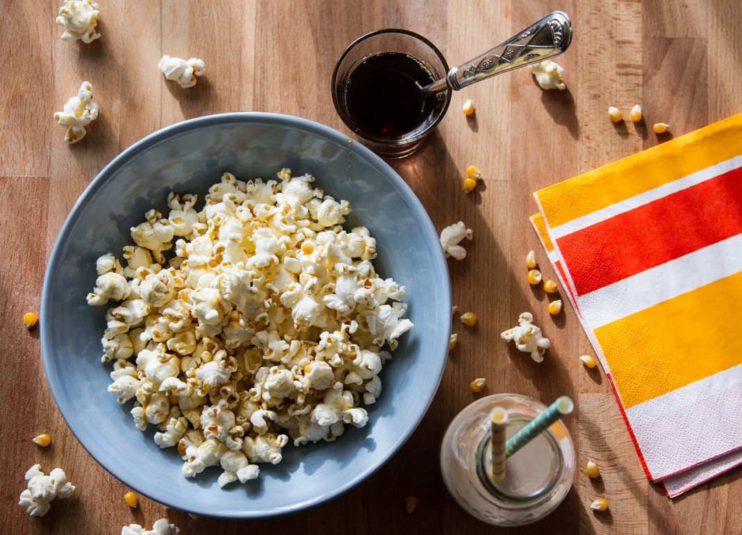 Cómo hacer palomitas de maíz en una freidora sin aceite