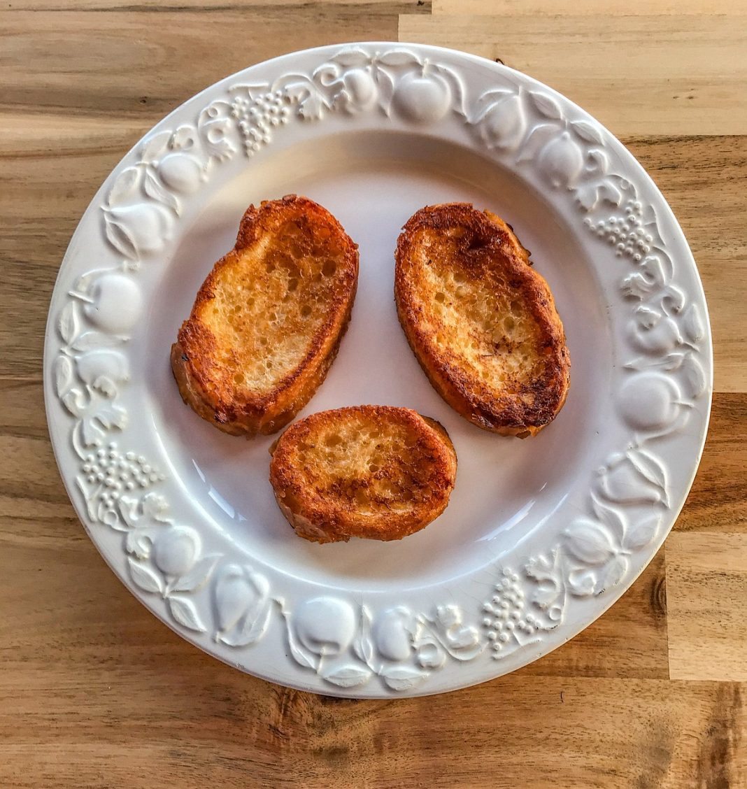 Pan frito con azúcar: el snack que aprovecha el pan duro