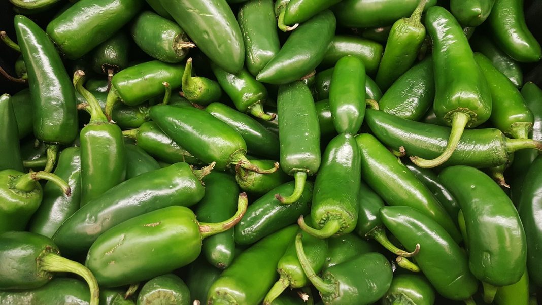 El truco para quitar las semillas del pimiento verde en 5 segundos