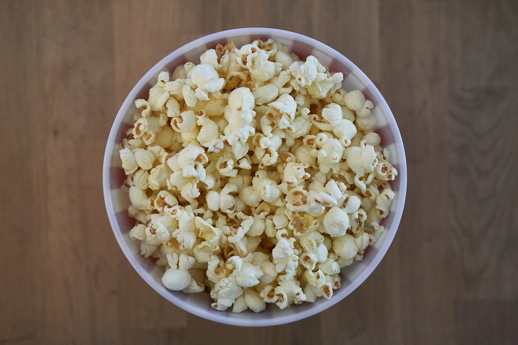 Cómo hacer palomitas de maíz en una freidora sin aceite