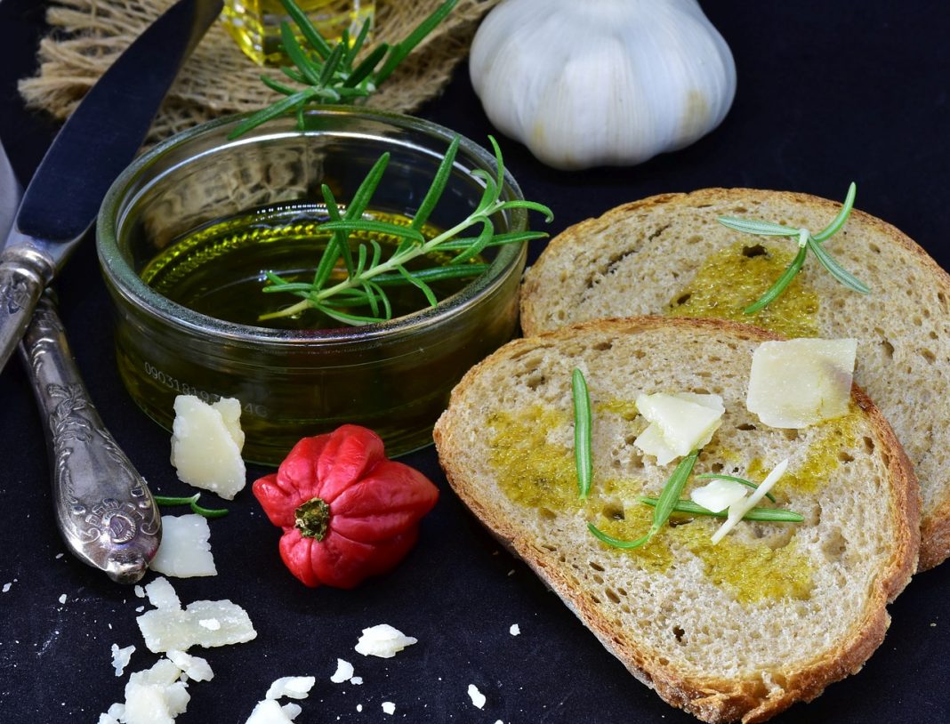 Los dos ingredientes que necesitas para hacer aceite de ajo