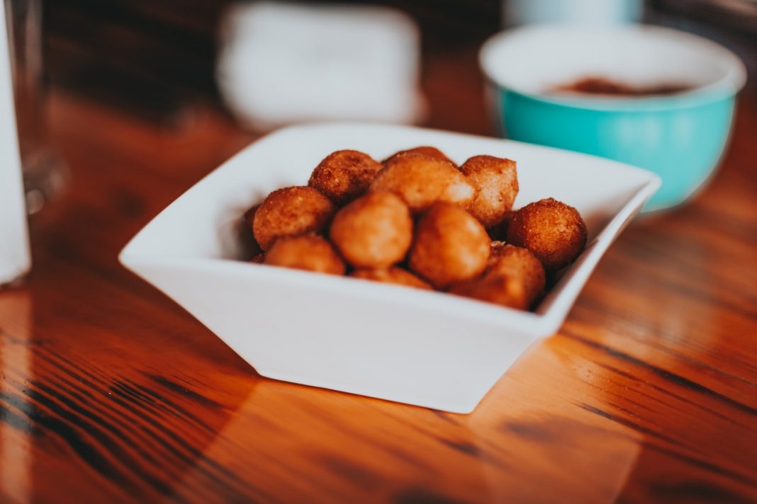 Bolitas de queso y atún: el aperitivo fácil y rápido con ingredientes que tienes en casa