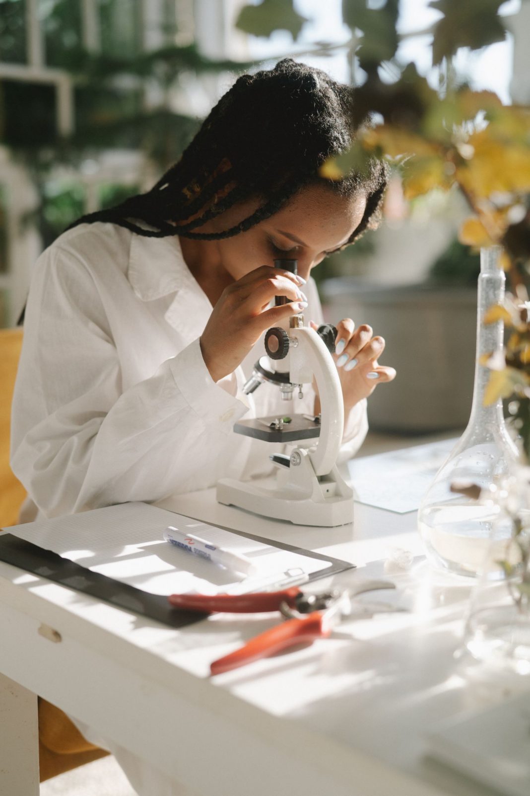 Qué indica una línea negra en tus uñas