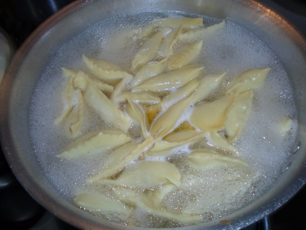 Raviolis con salmón: el truco para que se impregnen de sabor