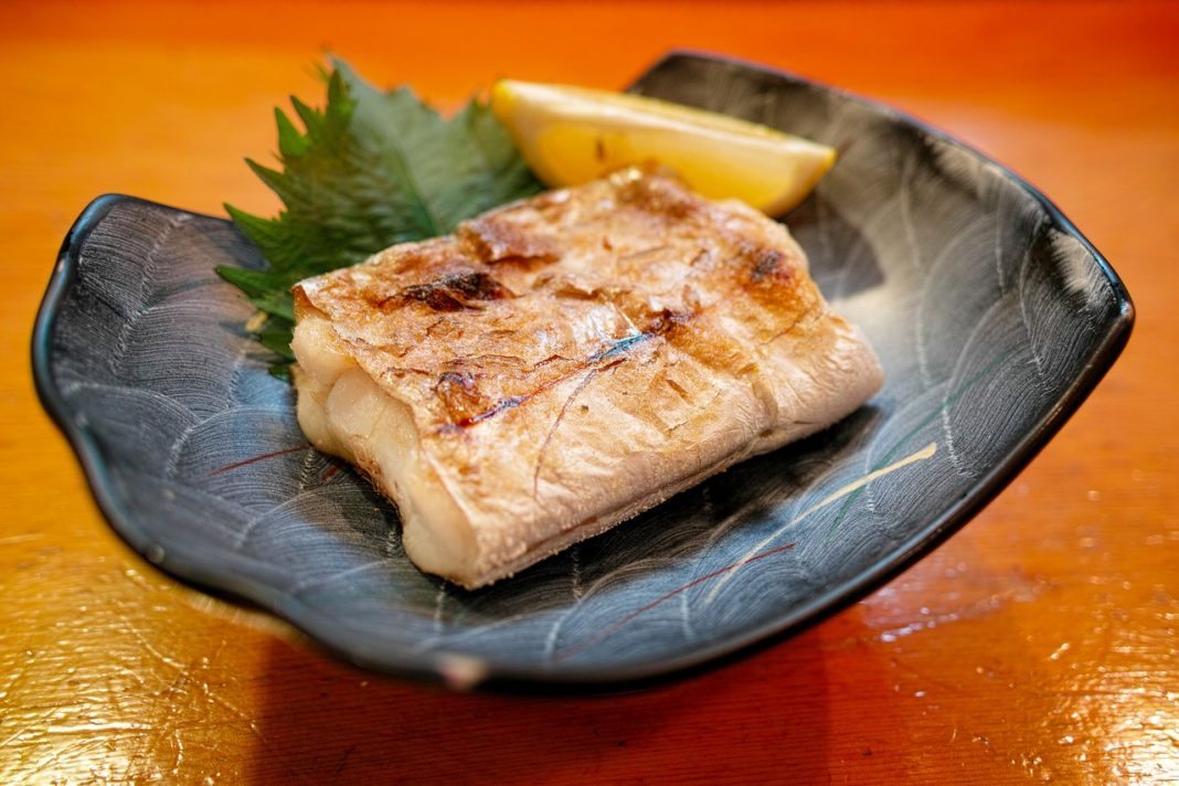 Merluza con tomate frito: cuándo echar el pescado para que no se ponga seco