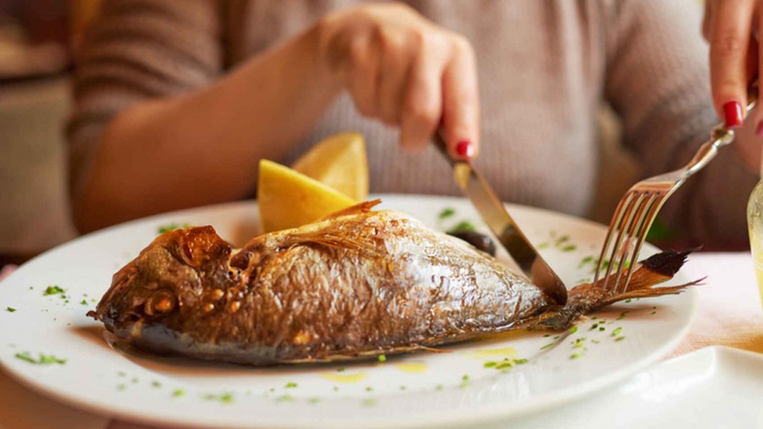 Así puedes sacar una espina de pescado en la garganta