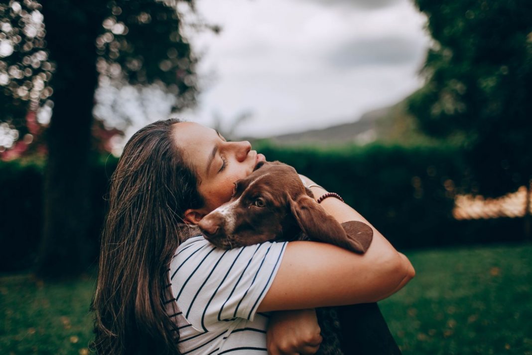 El motivo por el que no debes abrazar a tu perro