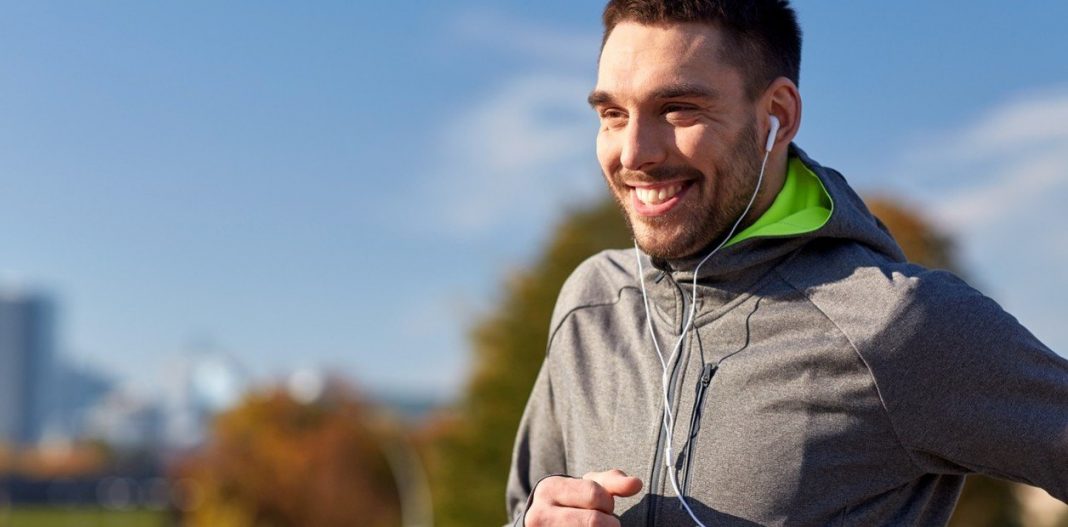 El motivo por el que no debes escuchar música mientras corres