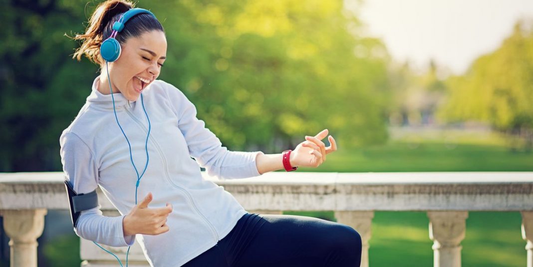 El motivo por el que no debes escuchar música mientras corres