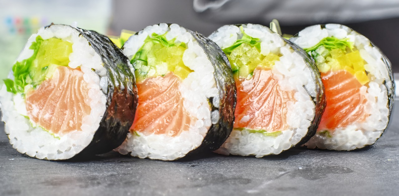 https://www.que.es/wp-content/uploads/2022/02/El-truco-para-hacer-un-sushi-perfecto-sin-ser-un-experto9.jpg