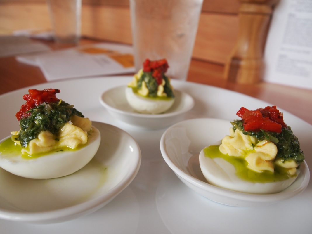 Estos huevos rellenos de aguacate desbancarán a los de atún