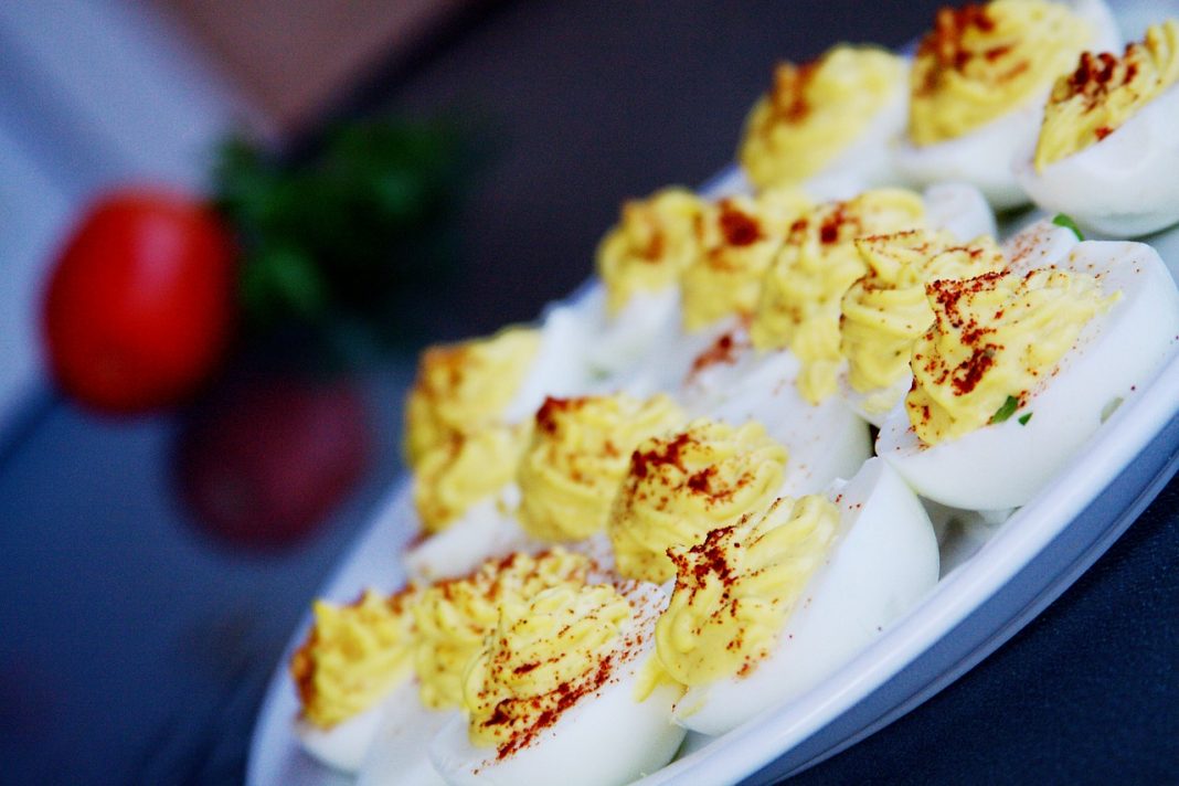 Estos huevos rellenos de aguacate desbancarán a los de atún