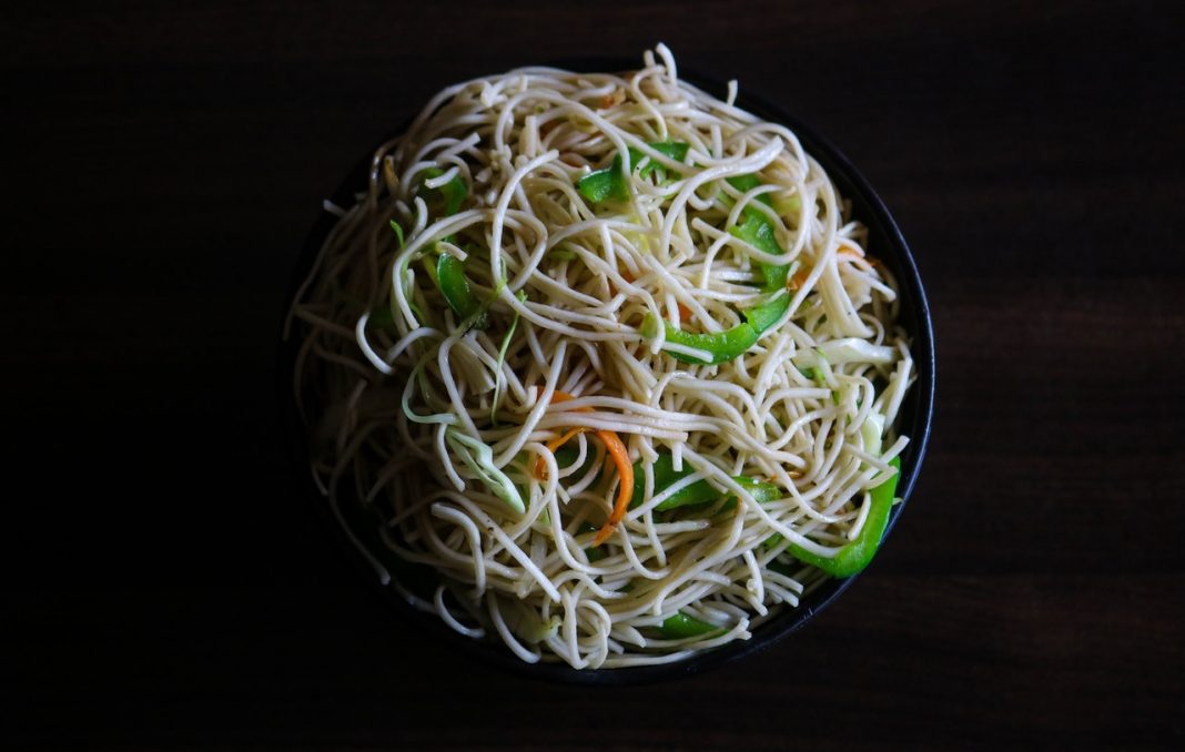 Tallarines chinos con verduras la receta que te salva cuando no tienes nada preparado