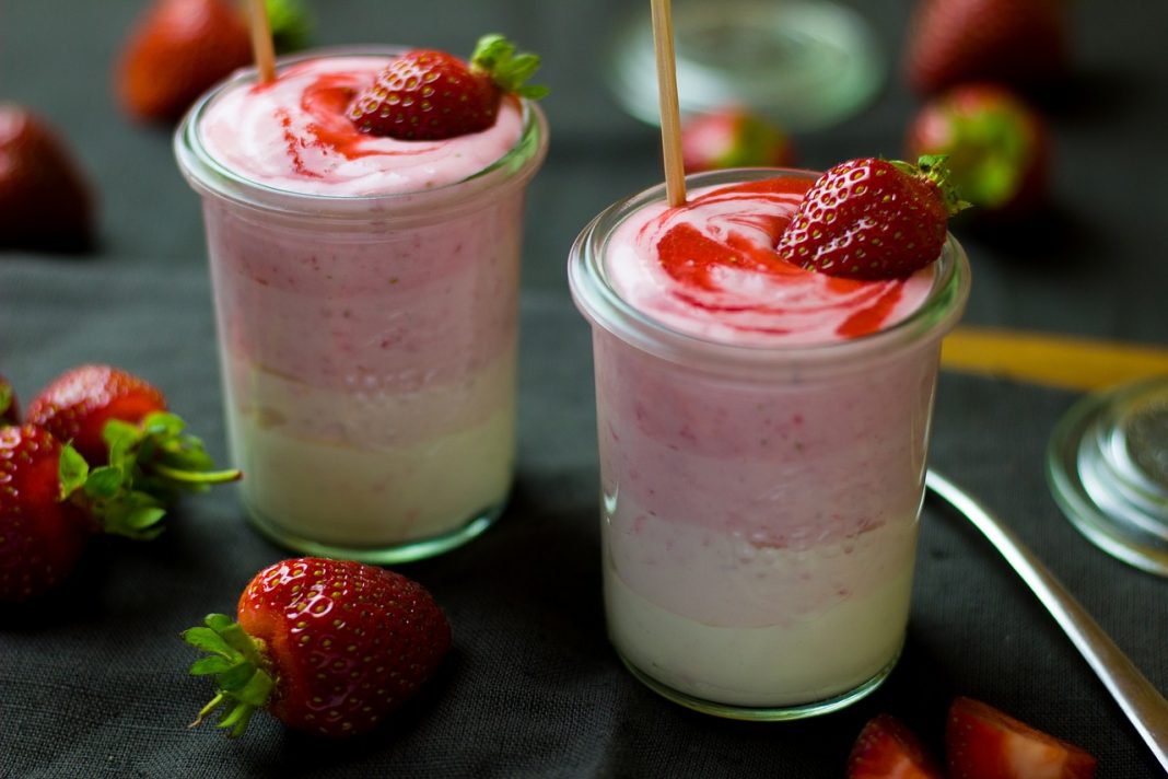 Yogur de fresa cómo hacerlo en casa sin yogurtera