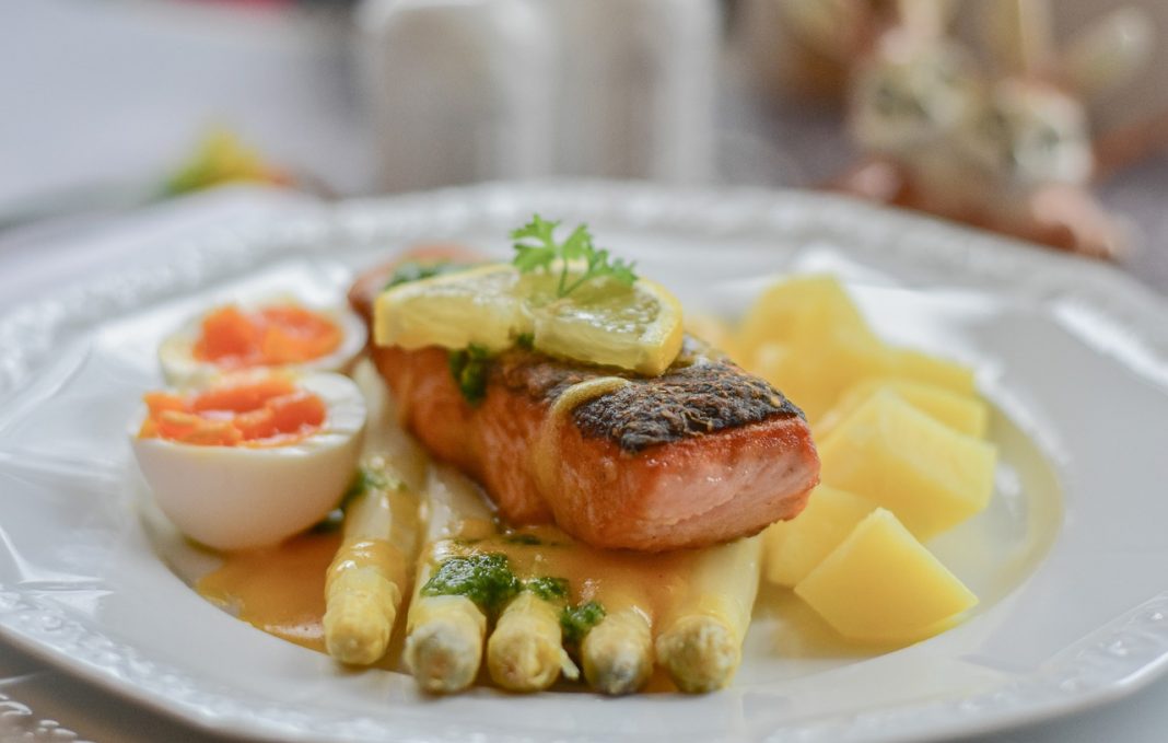 Cómo hacer un salmón marinado al horno con mucho sabor