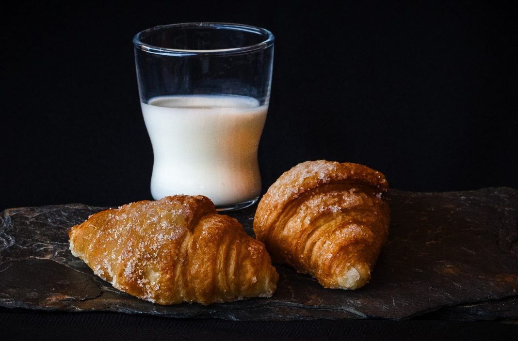 Cómo hacer croissants rellenos de chocolate con masa de hojaldre