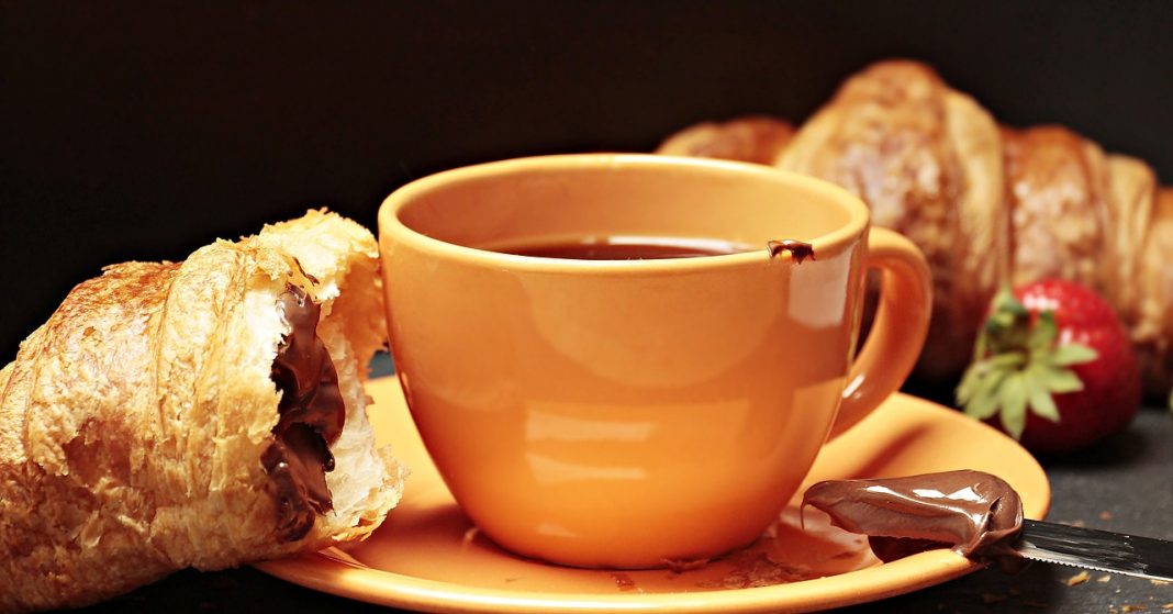 Cómo hacer croissants rellenos de chocolate con masa de hojaldre