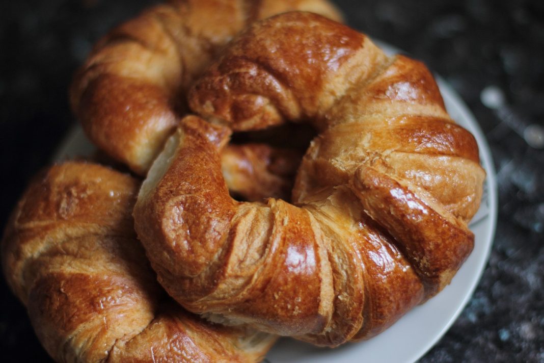 Cómo hacer croissants rellenos de chocolate con masa de hojaldre