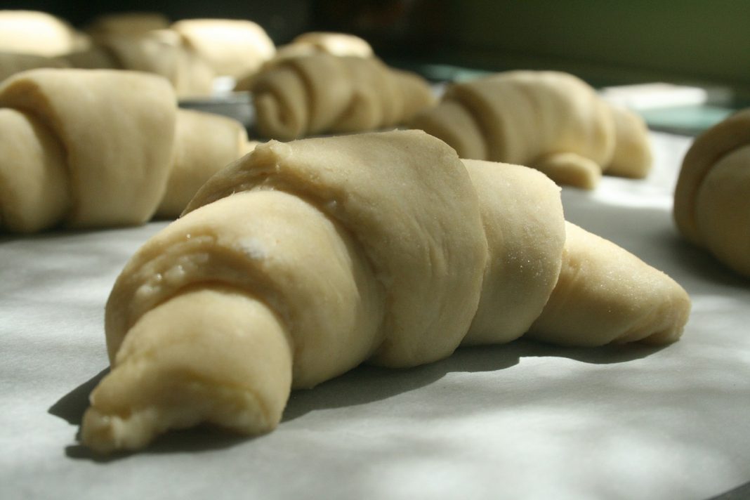 Cómo hacer croissants rellenos de chocolate con masa de hojaldre