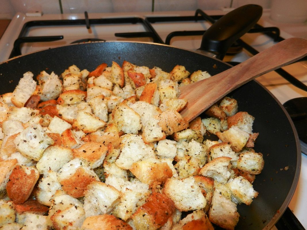 Cómo hacer pan frito para acompañar a la sopa