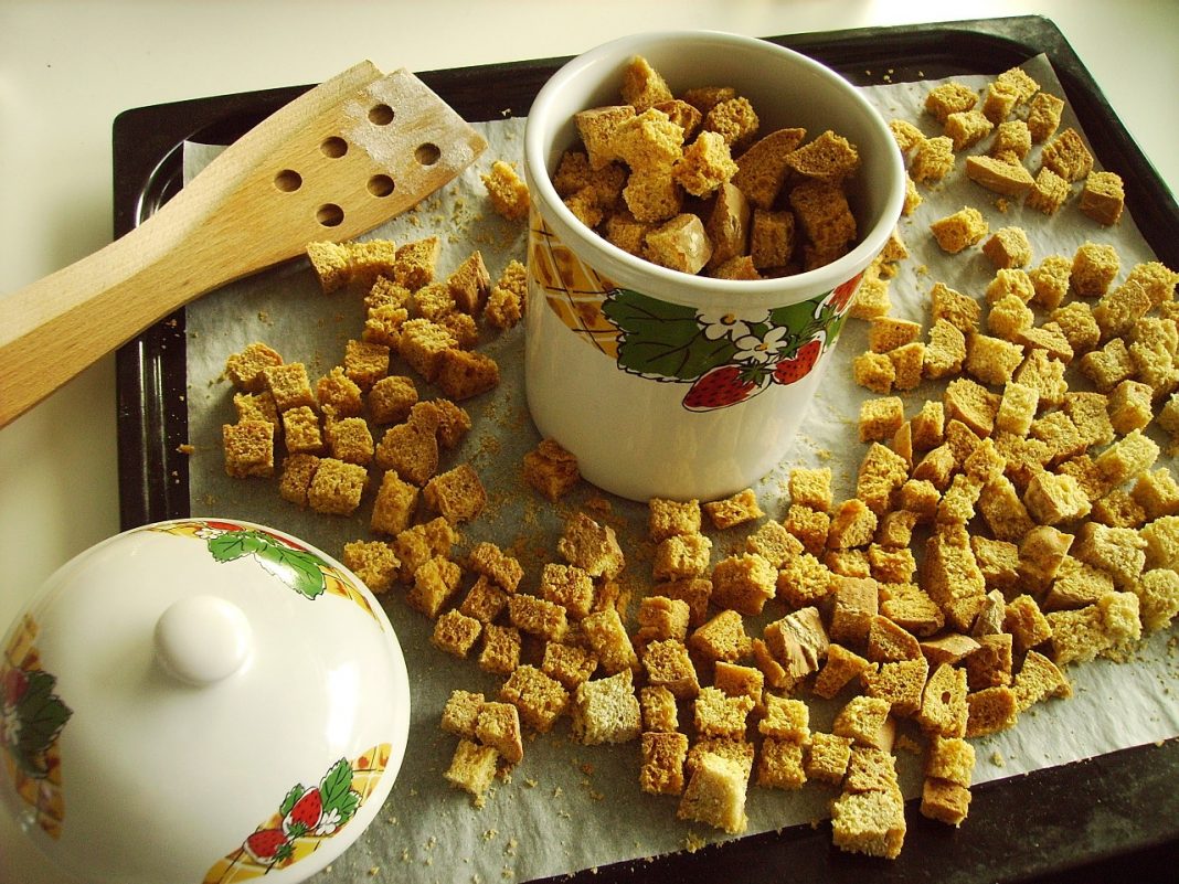 Cómo hacer pan frito para acompañar a la sopa