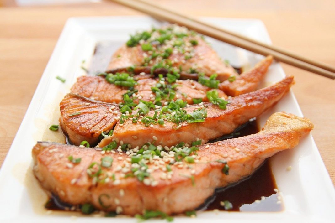 Cómo hacer un salmón marinado al horno con mucho sabor