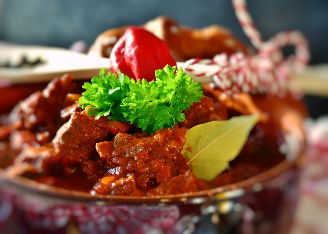 Carne con tomate a la andaluza: el plato que está más rico en bocadillo