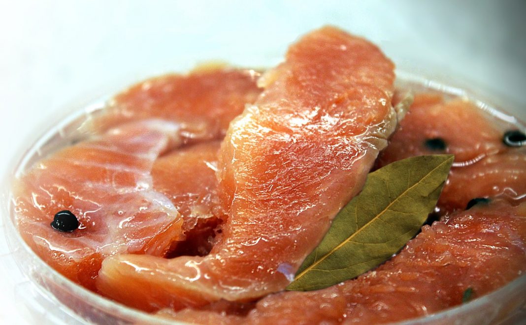 Cómo hacer un salmón marinado al horno con mucho sabor