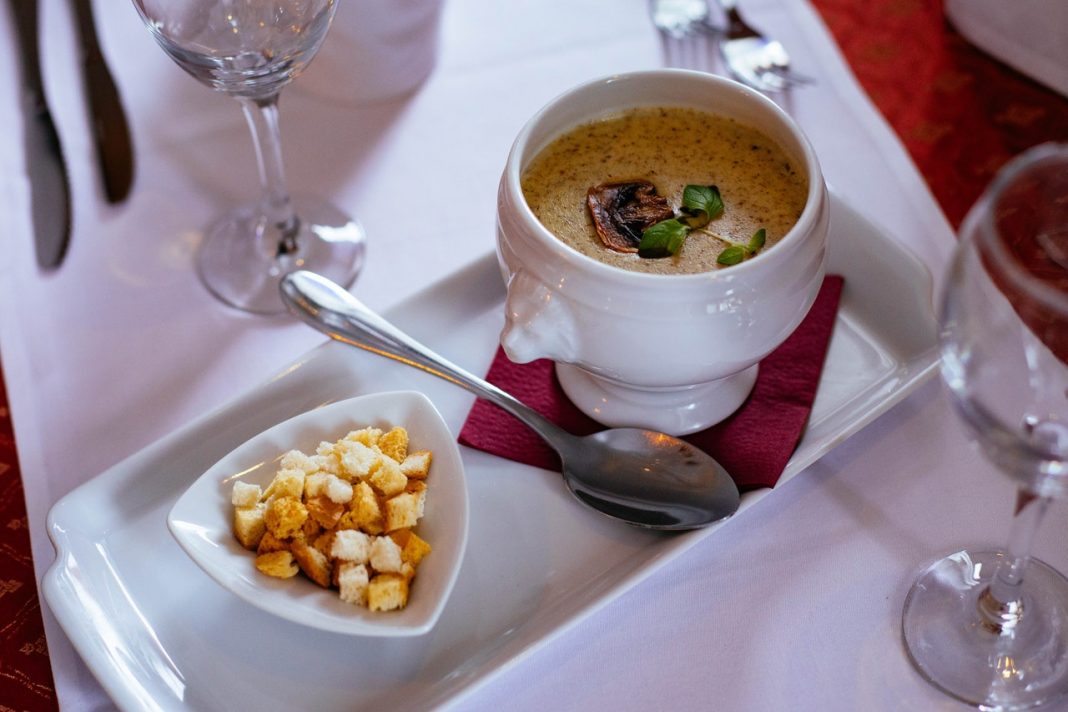 Cómo hacer pan frito para acompañar a la sopa