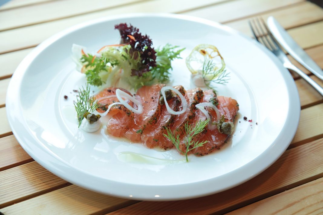 Cómo hacer un salmón marinado al horno con mucho sabor