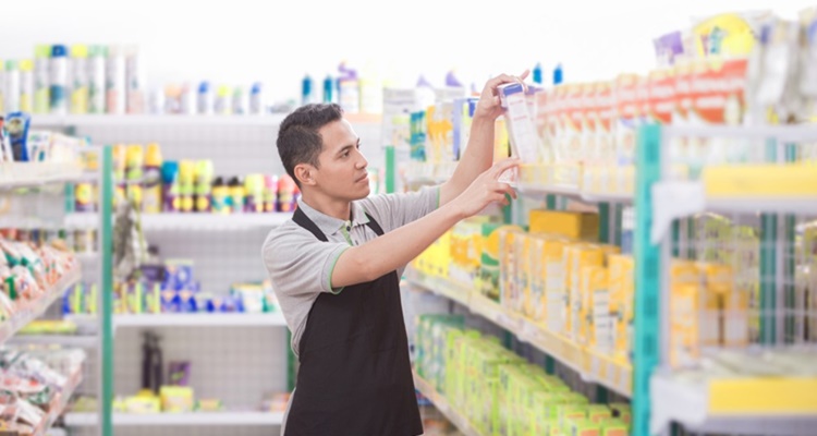 Trabajador supermercado caducidad