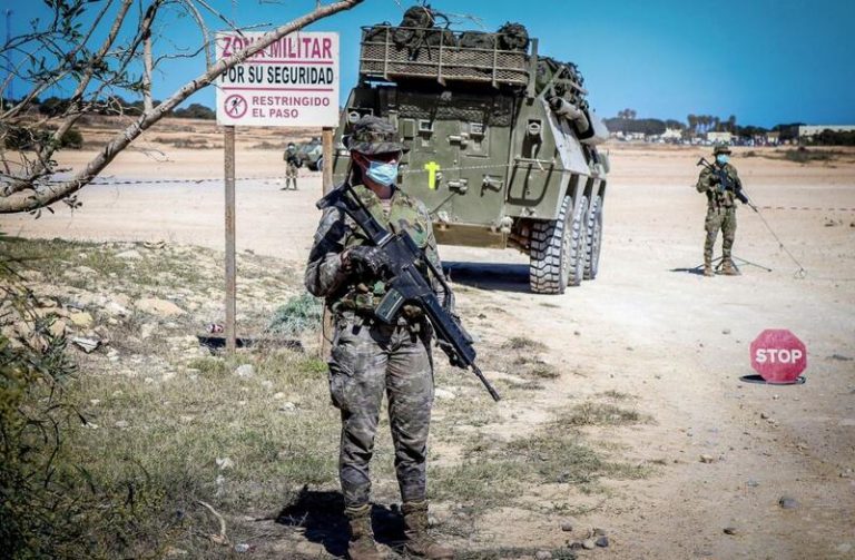 Carros de combate circulan por la frontera de Melilla aunque la Comandancia lo desvincula del asalto a la valla