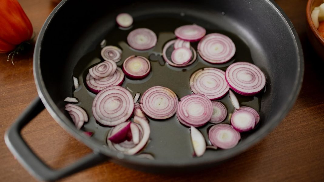 Así cambiará el sabor de la cebolla según cómo la cortes