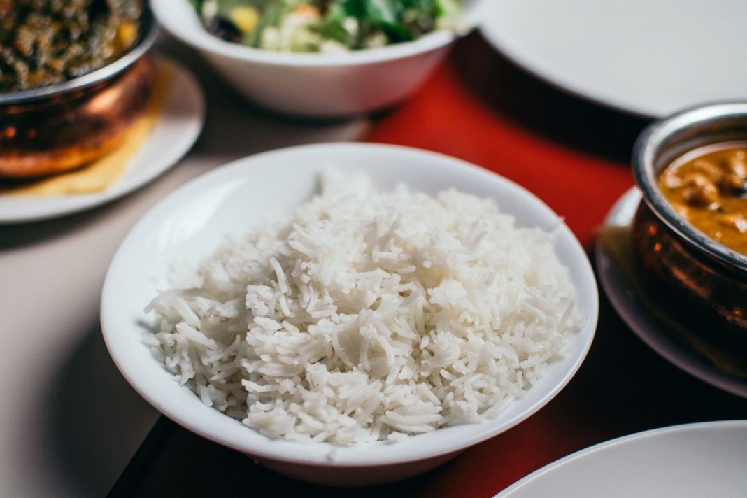 Así debes cocinar el arroz para fulminar la mitad de las calorías