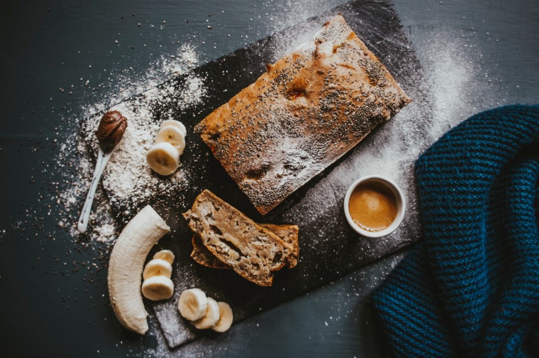 Bizcocho de avena y plátano así te deleitas en 3 minutos de este dulce saludable