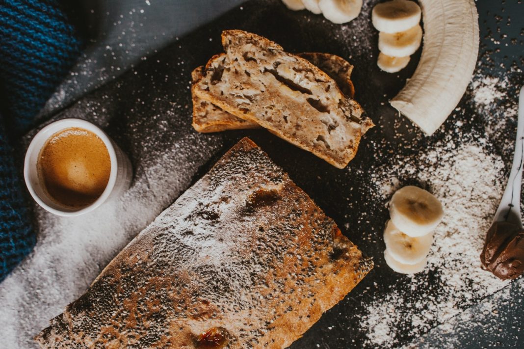 Bizcocho de avena y plátano así te deleitas en 3 minutos de este dulce saludable