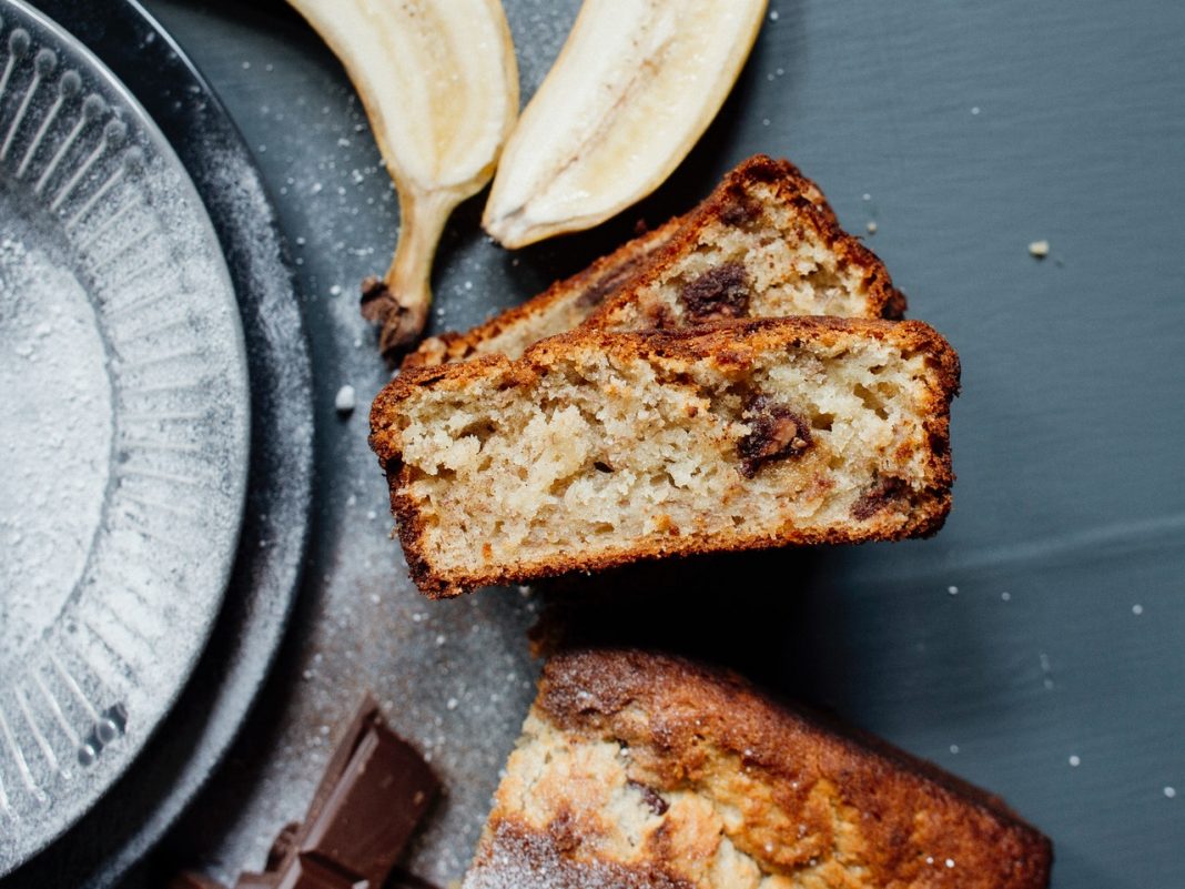 Bizcocho de avena y plátano así te deleitas en 3 minutos de este dulce saludable