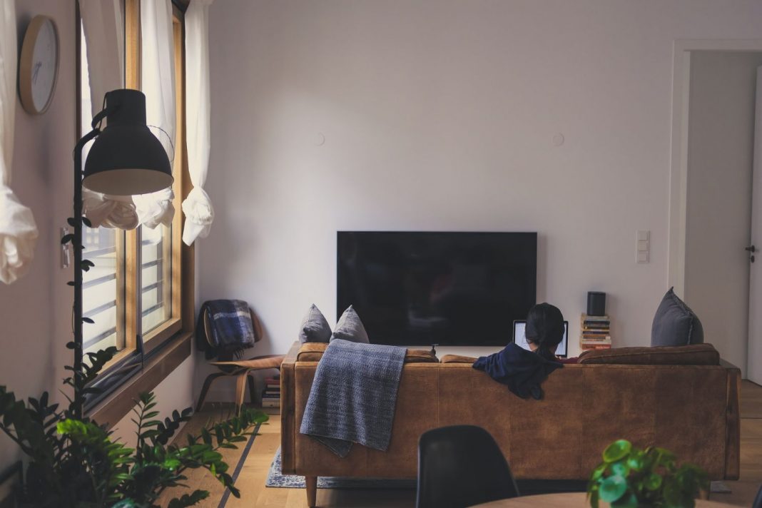 El truco más útil para limpiar de una pasada la pantalla del televisor