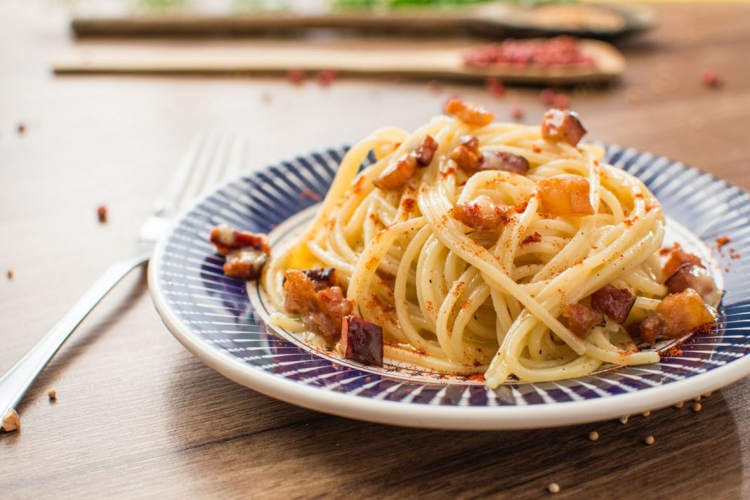 La receta de carbonara que te hará quedar como un pro