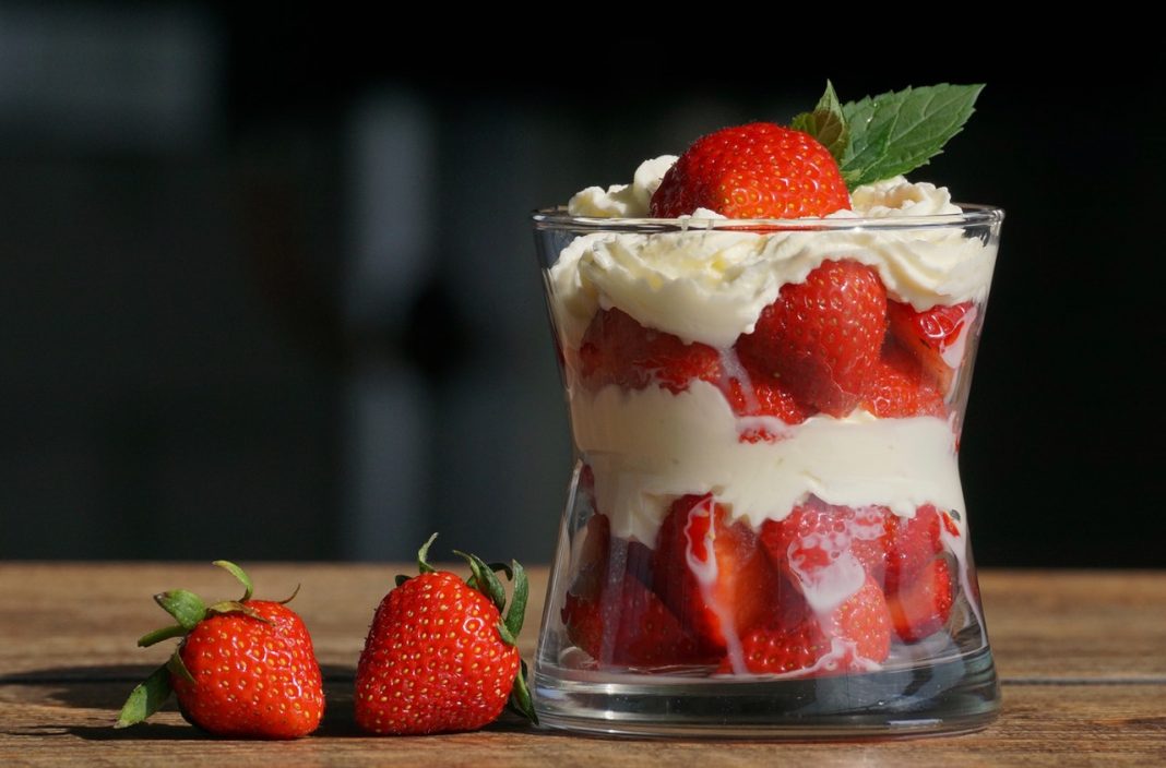 Mousse de frutos rojos: cómo hacerla ligera en solo 10 minutos