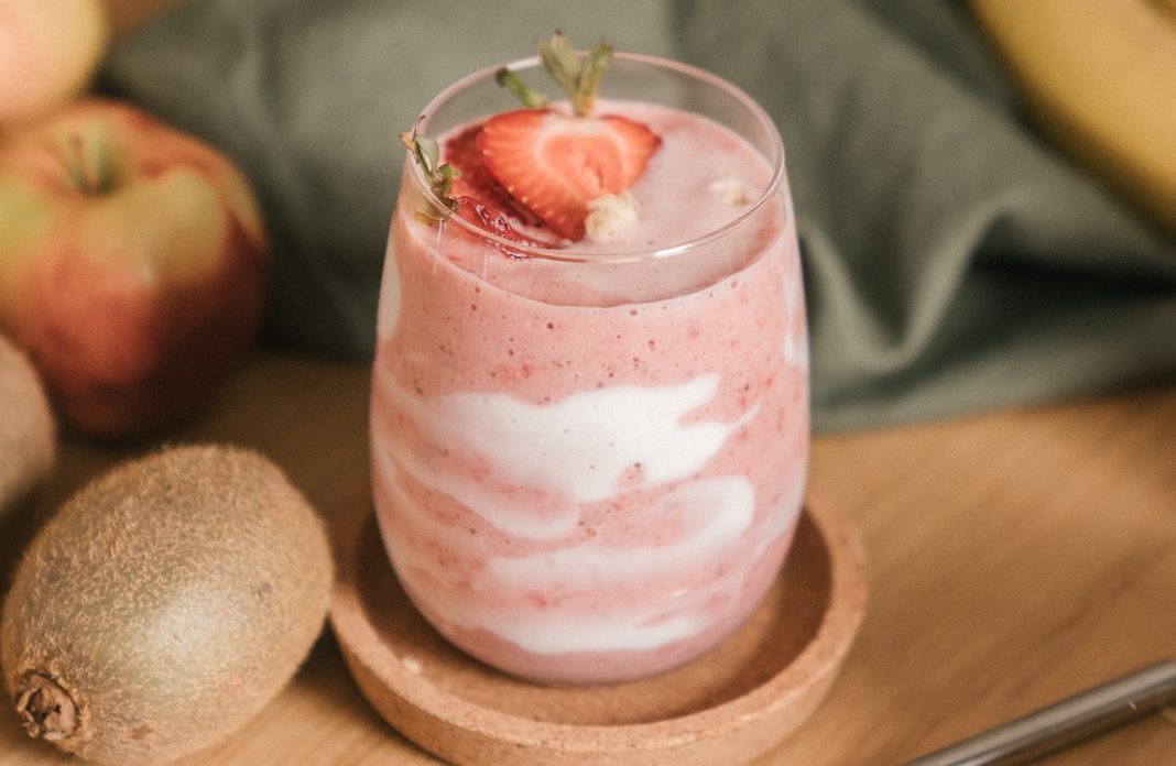 Mousse de frutos rojos: cómo hacerla ligera en solo 10 minutos