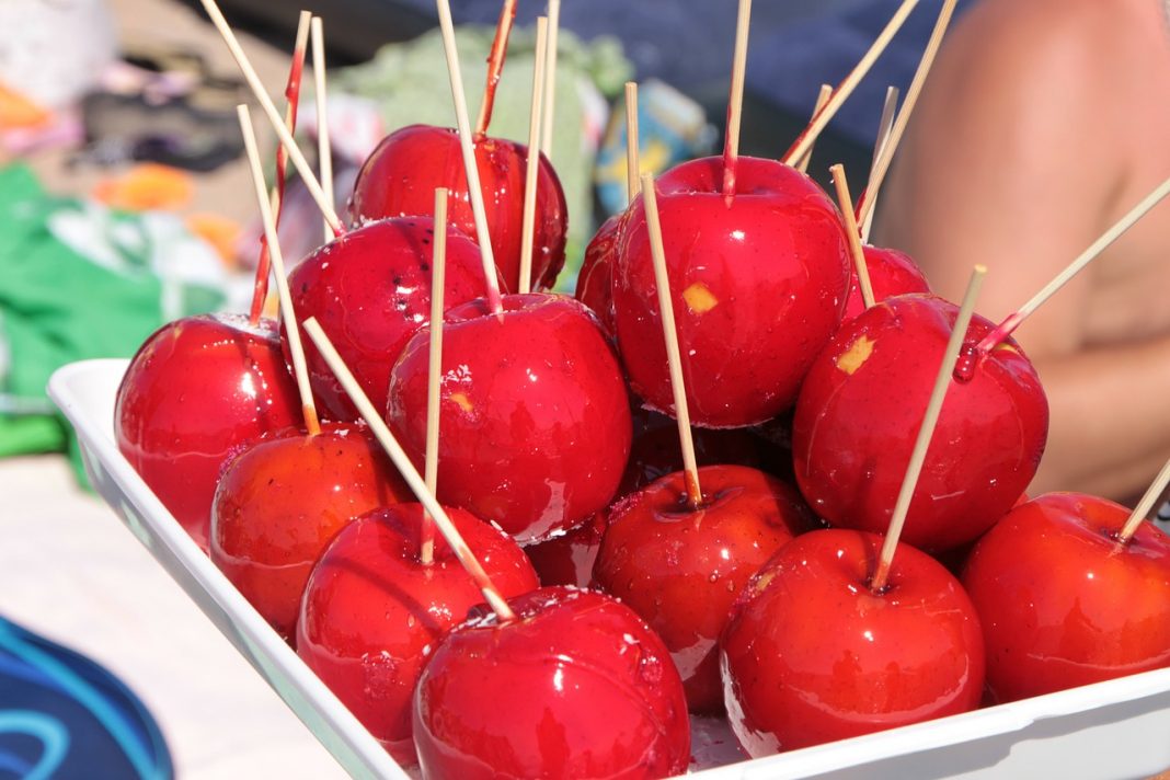 Piruletas de manzana así disfrutas en casa del alimento típico en ferias