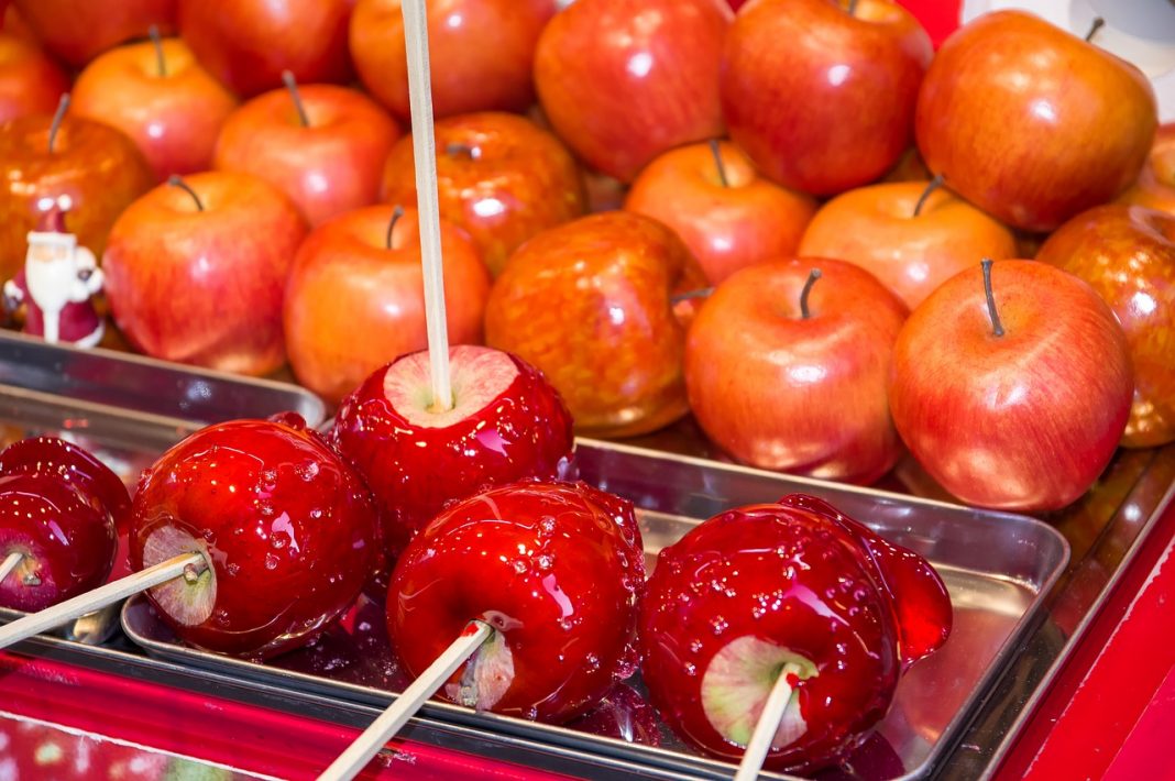 Piruletas de manzana así disfrutas en casa del alimento típico en ferias