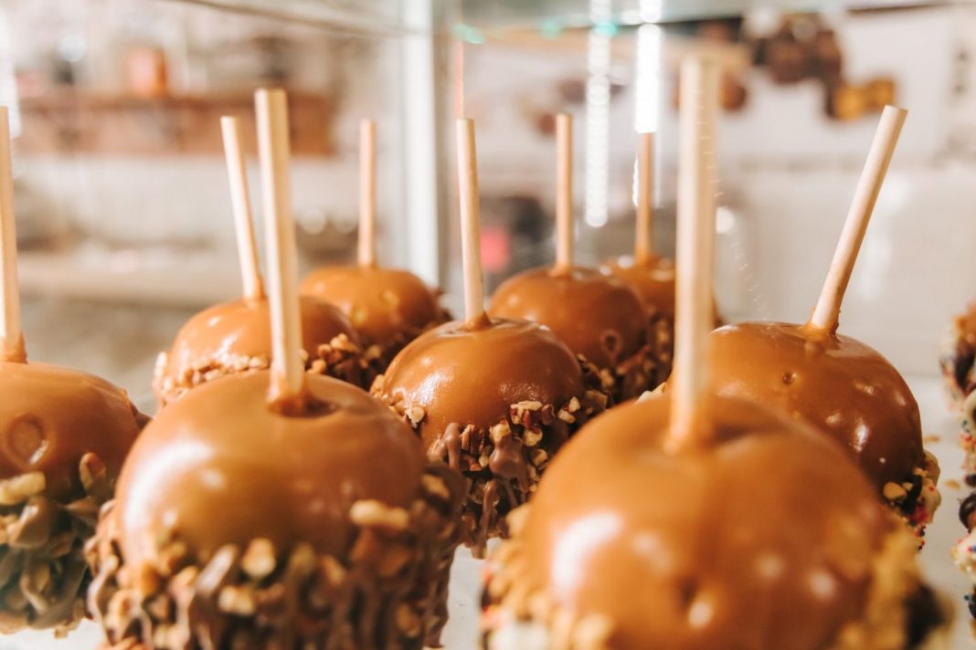 Piruletas de manzana así disfrutas en casa del alimento típico en ferias