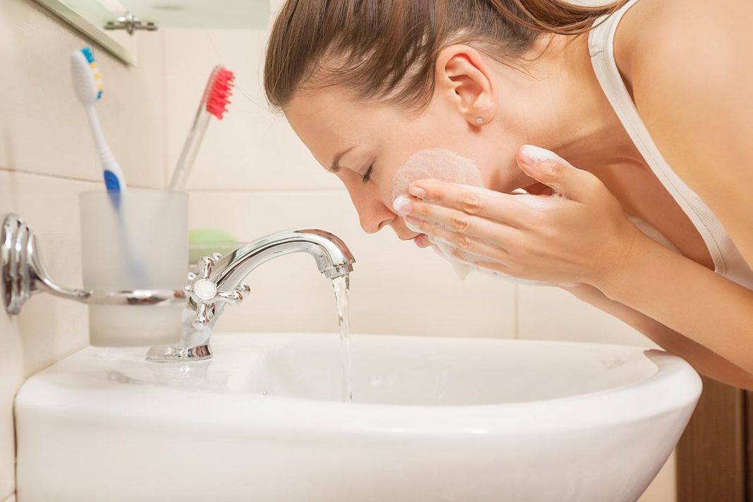 Por qué no debes lavarte con agua caliente la cara