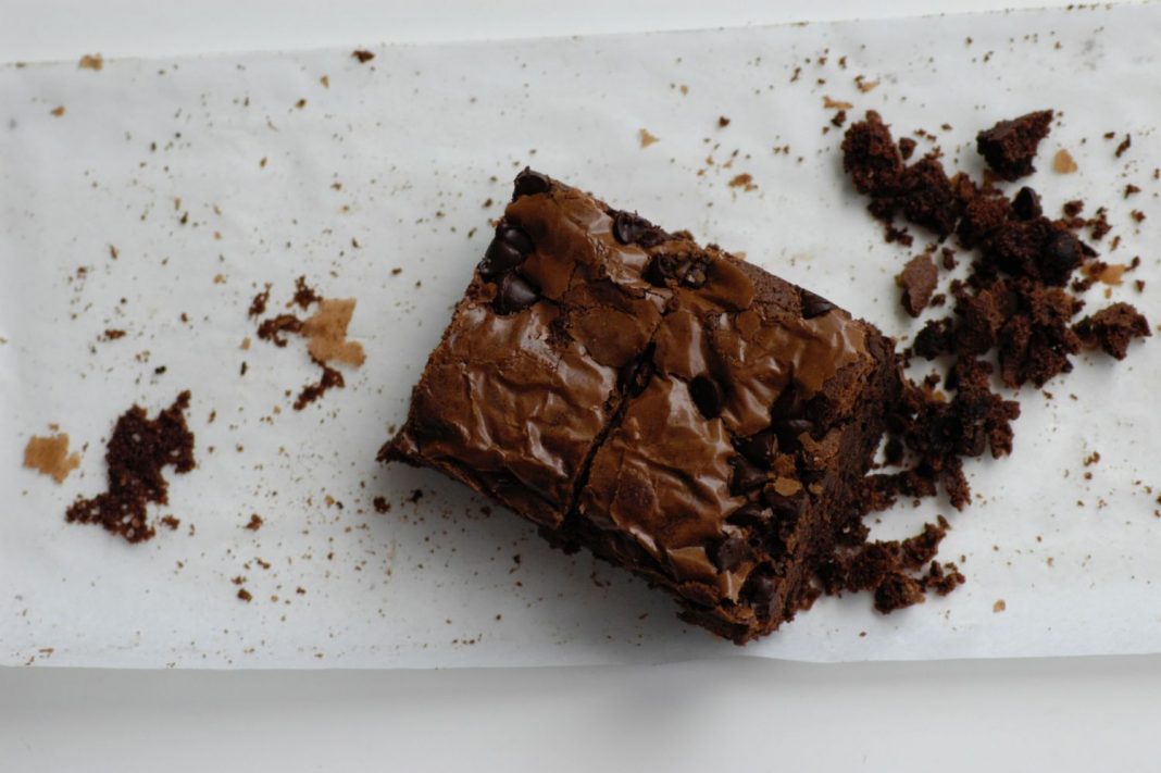 Sorprende en la mesa con estos brownies de tres chocolates