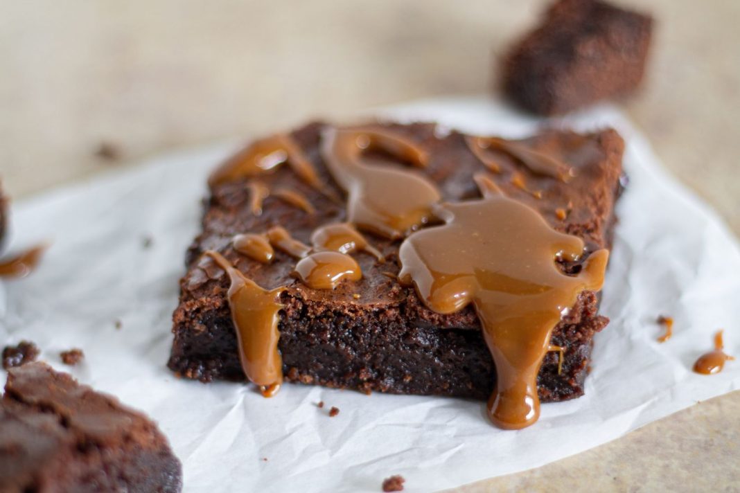 Sorprende en la mesa con estos brownies de tres chocolates