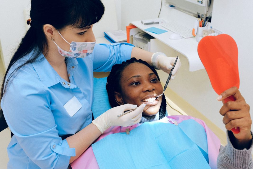 Mejor que un dentista: así se puede eliminar el sarro de los dientes en casa