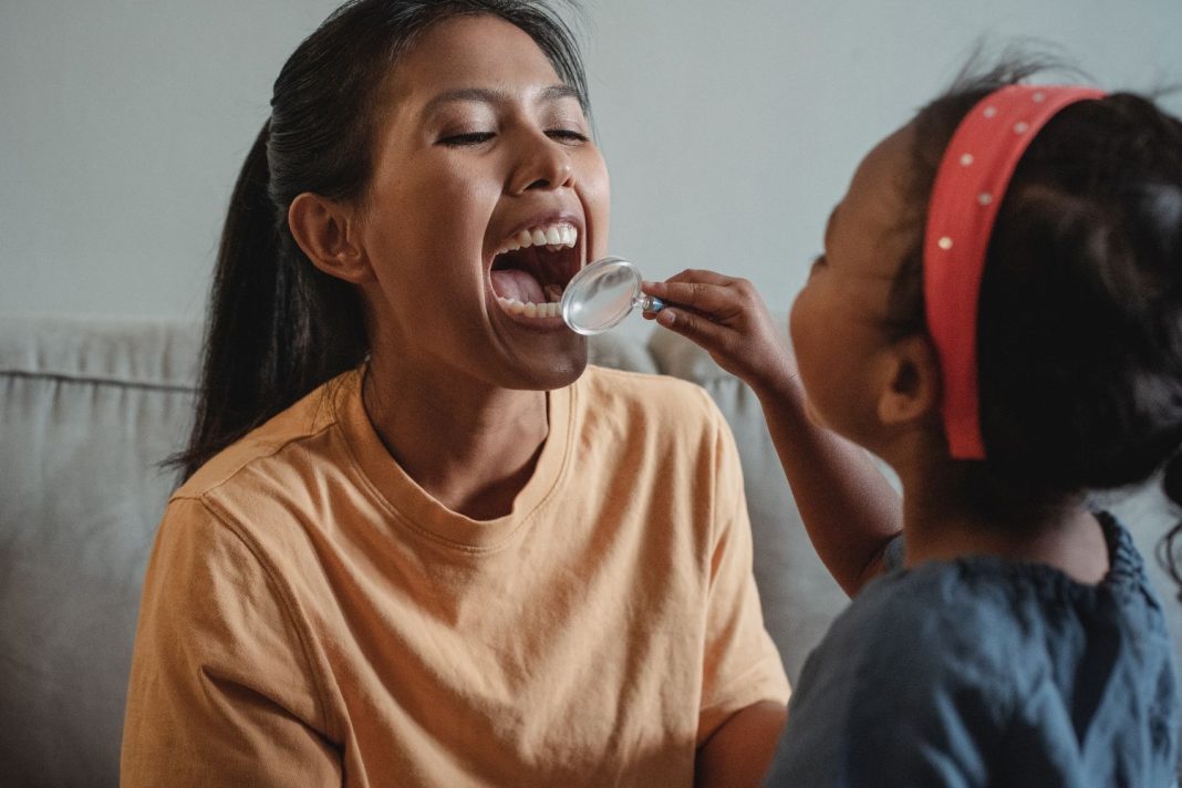 Mejor que un dentista: así se puede eliminar el sarro de los dientes en casa