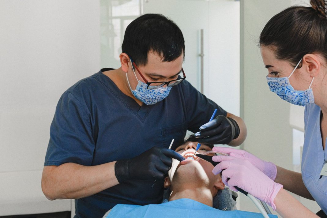 Mejor que un dentista: así se puede eliminar el sarro de los dientes en casa